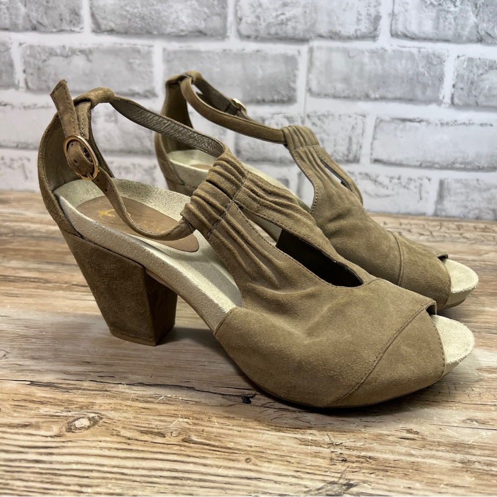 Earthies Women's Size 9 Veria Taupe Kid Suede Peep Toe Pump